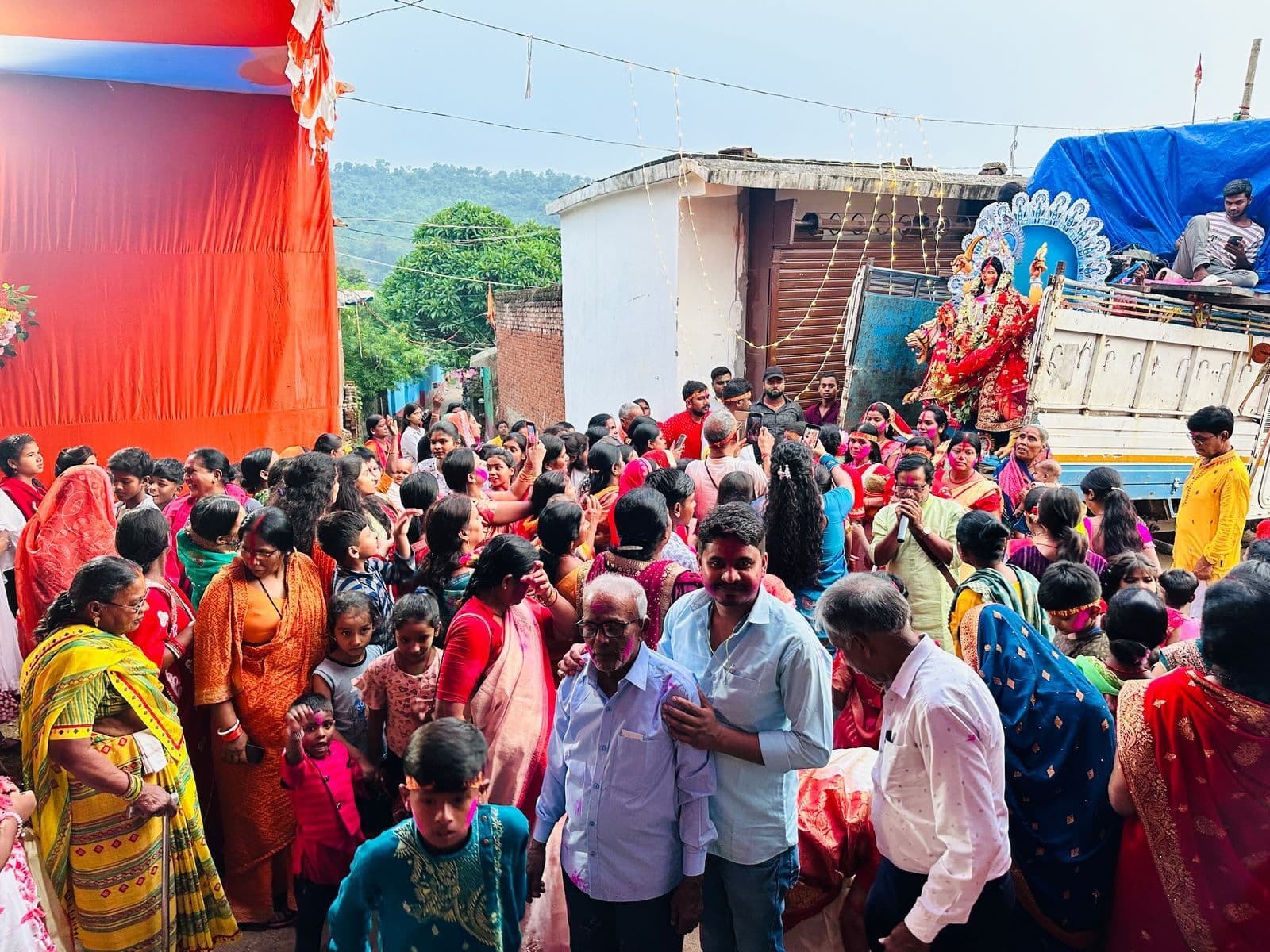 नगर भ्रमण के साथ मां विपततारिणी की प्रतिमा का विसर्जन