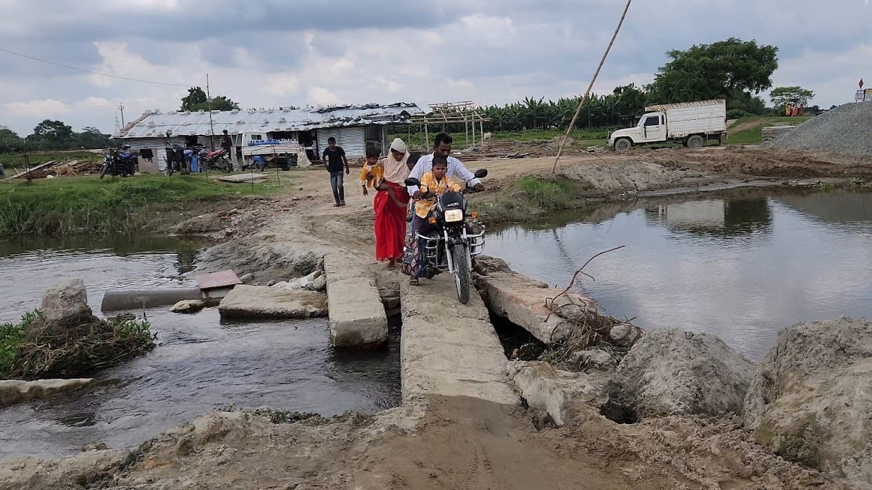 ओल्ड मेची नदी पर बना डायवर्सन दुर्घटना को दे रहा दावत