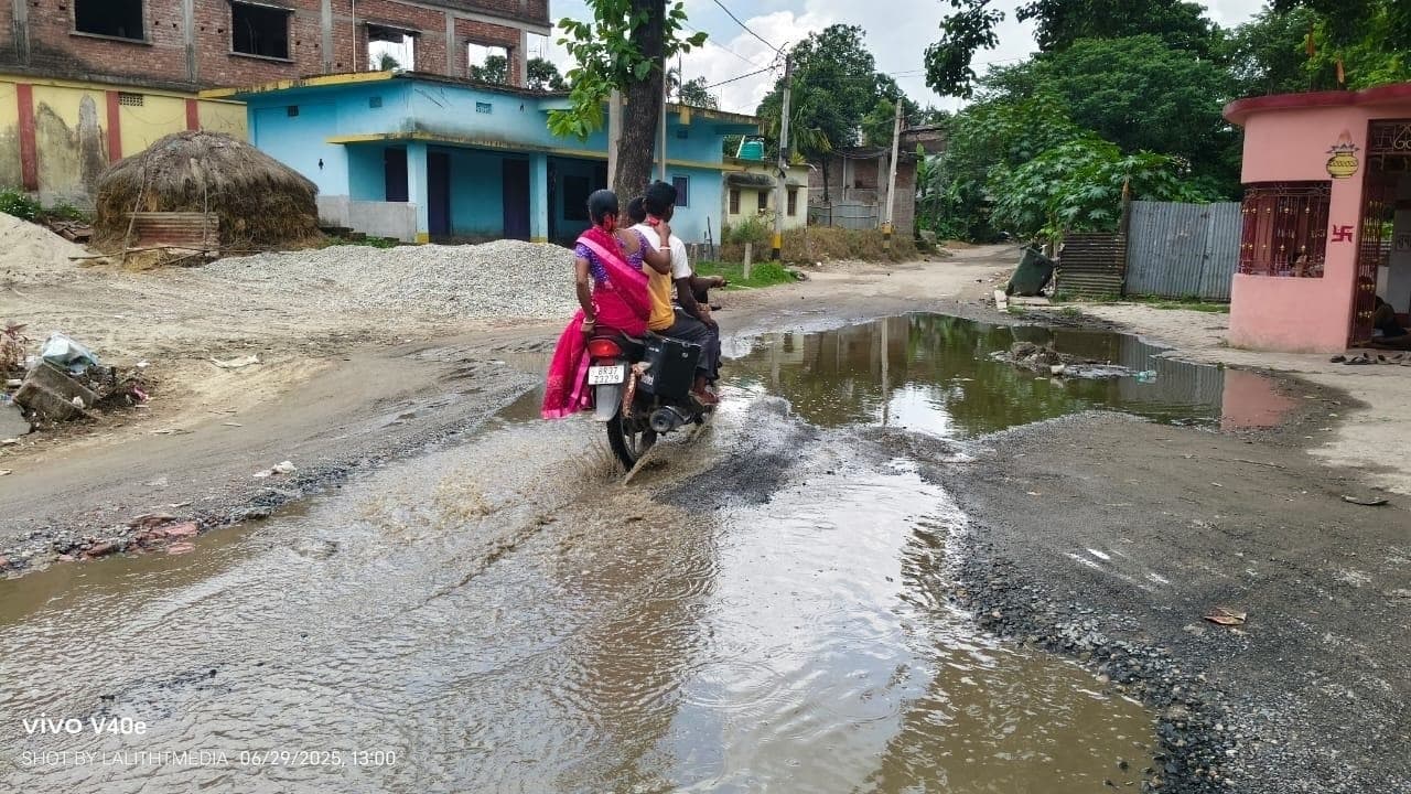 कूडे कचरे से पटी है नालियां, सड़क पर बह रहा गंदा पानी