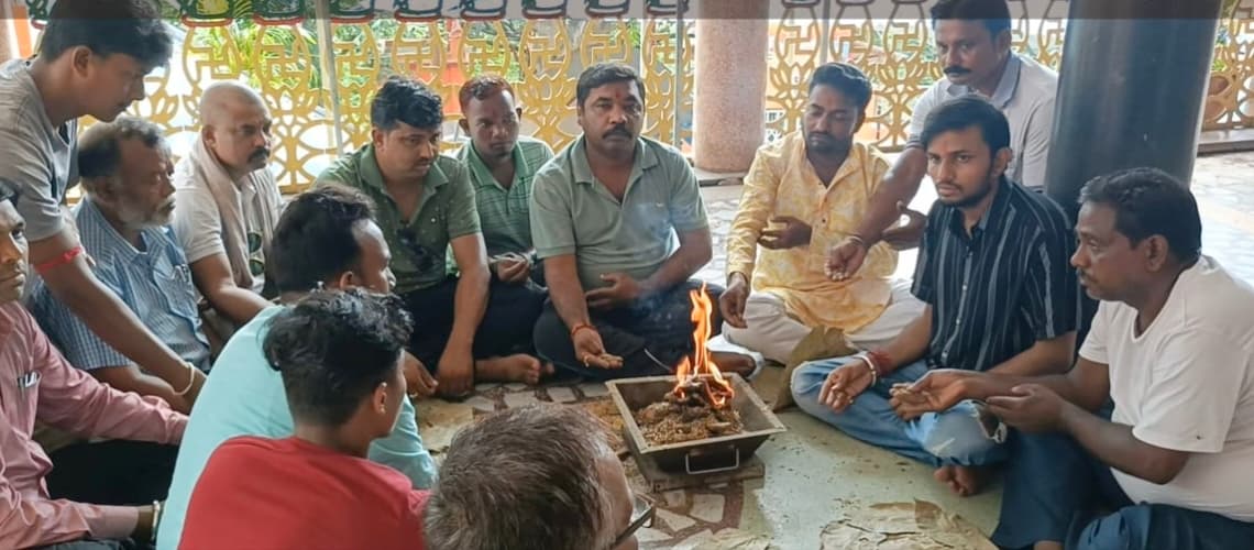 दिसोम गुरु के स्वास्थ्य में सुधार को लेकर झामुमो कार्यकर्ताओं ने की विशेष पूजा