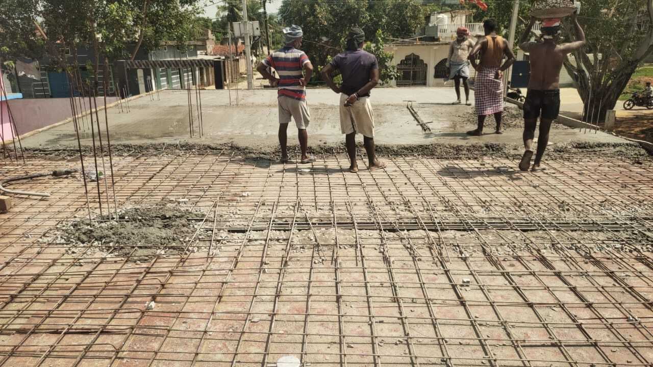 विद्यालय भवन की छत ढलाई में अनियमितता का आरोप, ग्रामीणों ने की जांच की मांग