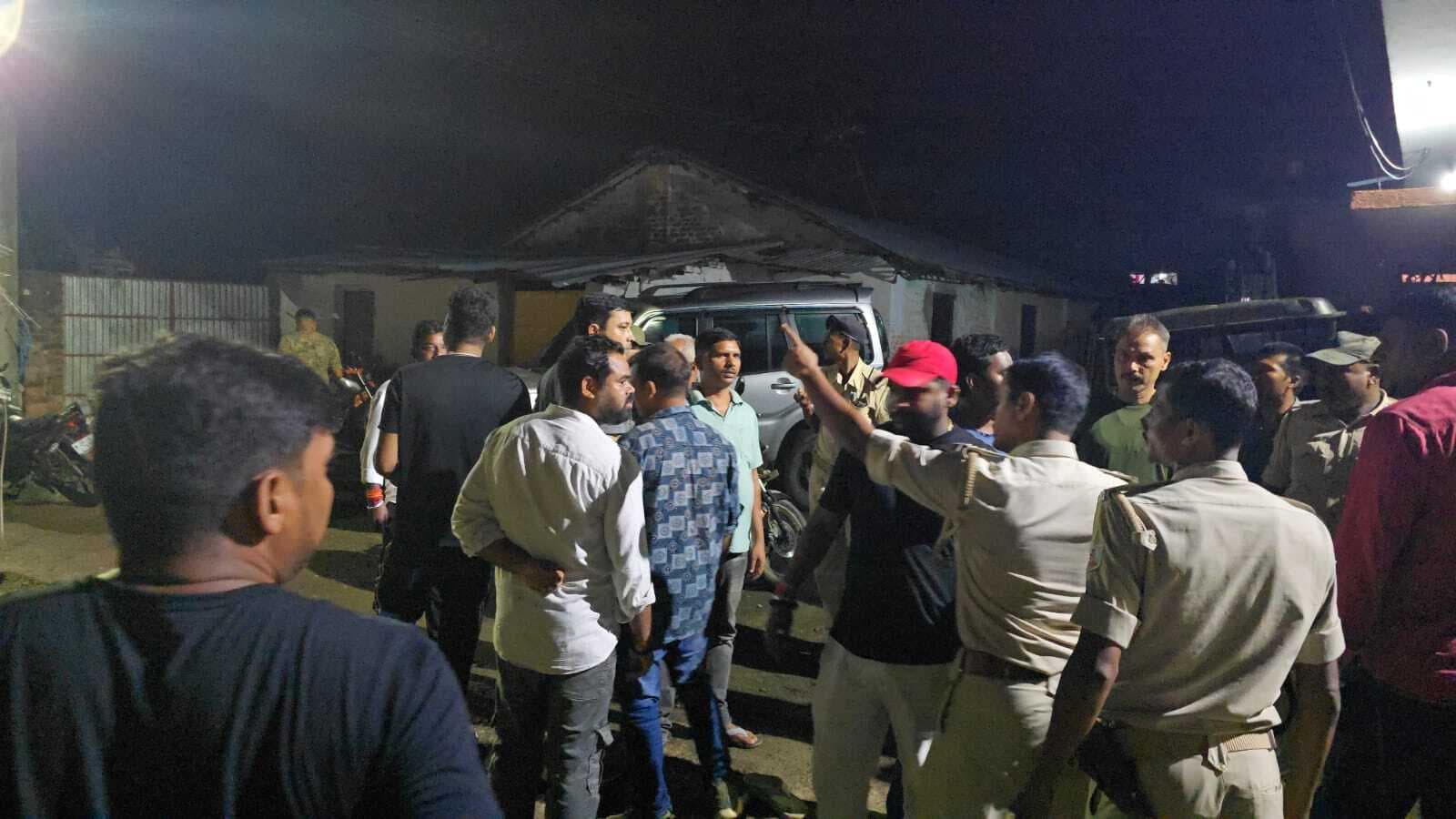 मिथुन पासवान के घर पर दूसरे दिन भी पुलिस बल तैनात, एसपी से मिले पीड़ित