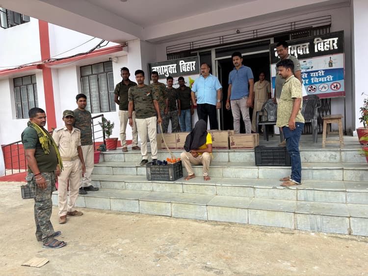 कार से 167 बोतल विदेशी शराब बरामद, चालक गिरफ्तार