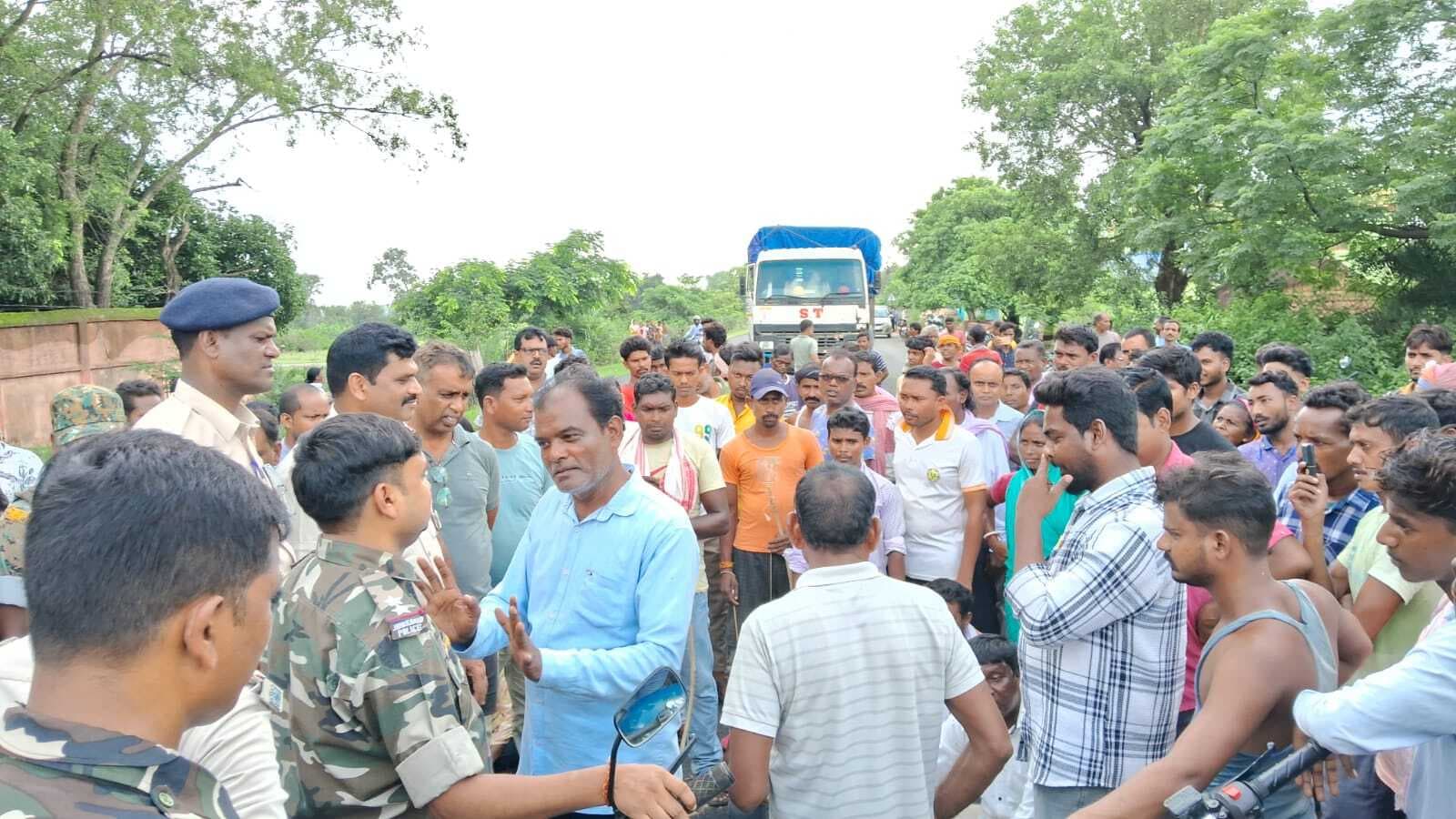 प्रधानाध्यापक पर नाबालिग छात्रा से दुष्कर्म का आरोप, आक्रोश में सड़क जाम