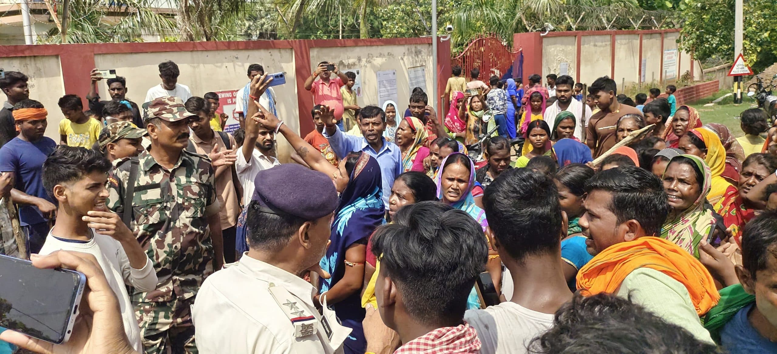 अभियुक्त के बदले उसके भाई को हिरासत में लेने के विरोध में सैकड़ों आदिवासियों ने किया लछुआड़ थाने का घेराव