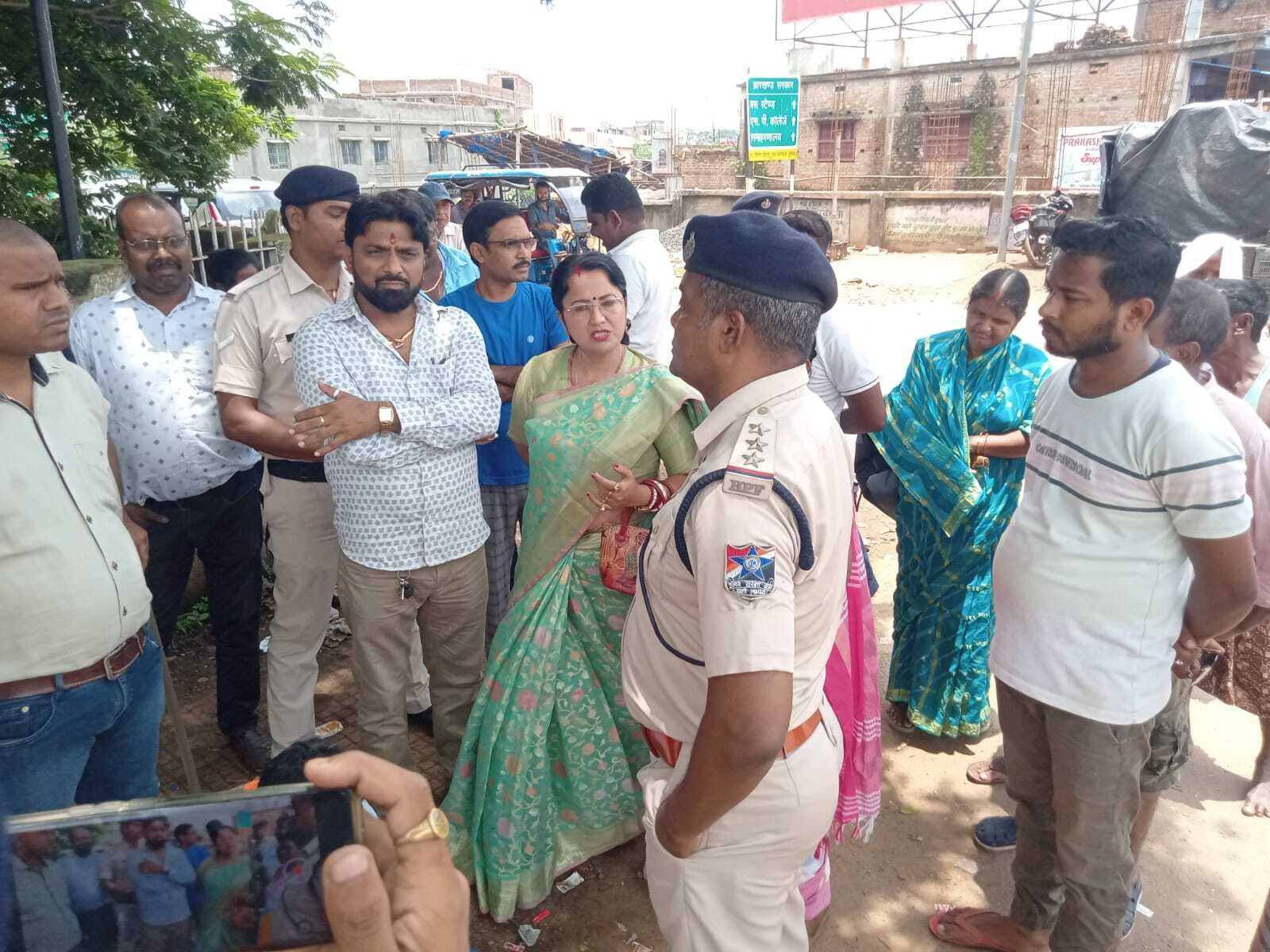 कोयला डंपिंग यार्ड हटाने की मांग को लेकर आंदोलनकारी अड़े, आंदोलन से उठाने के लिए आरपीएफ जवानों ने भी मशक्कत