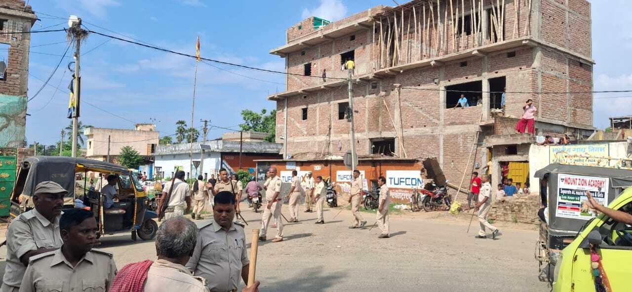 विद्युत आपूर्ति बाधित होने से भड़के ग्रामीण, सड़क जाम कर किया प्रदर्शन