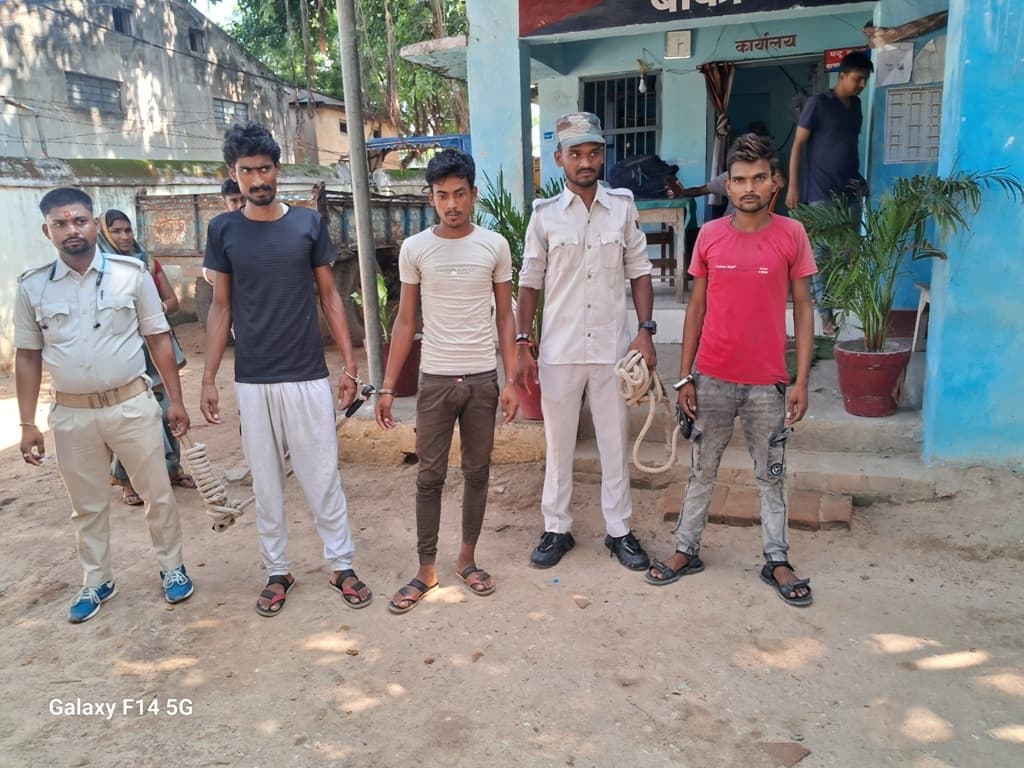 मवेशी चोर गिरोह का तीन सदस्य गिरफ्तार, एक पिकअप वाहन किया जब्त