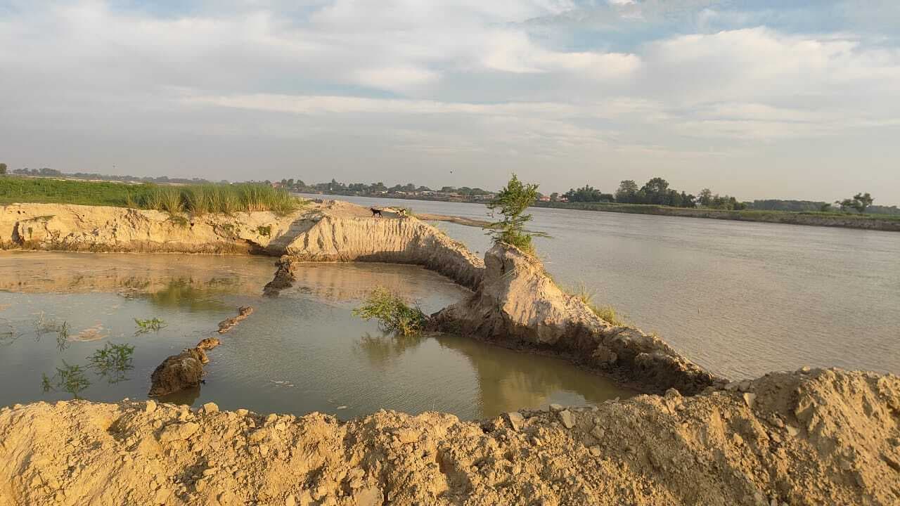 बागमती नदी से सटकर हो रहा है अवैध खनन, नहीं है कोई रोकने वाला
