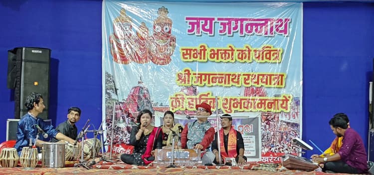 Seraikela Kharsawan News : झूल रे नियाई झूल, मो गौरांग सुंदरी परी झूल... पर झूमे दर्शक