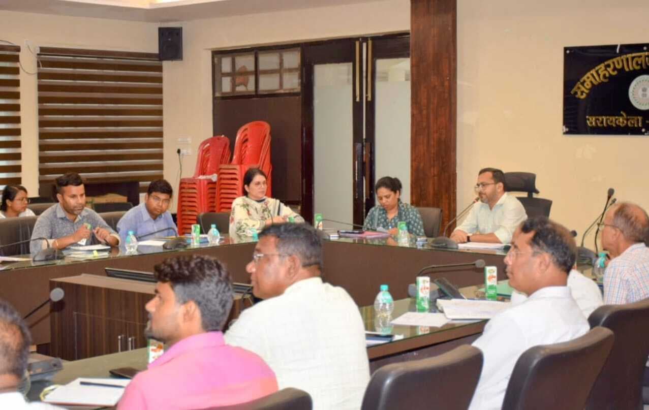 Seraikela Kharsawan News : कुपोषित बच्चों की पहचान कर एमटीसी केंद्र में भर्ती करें : डीसी