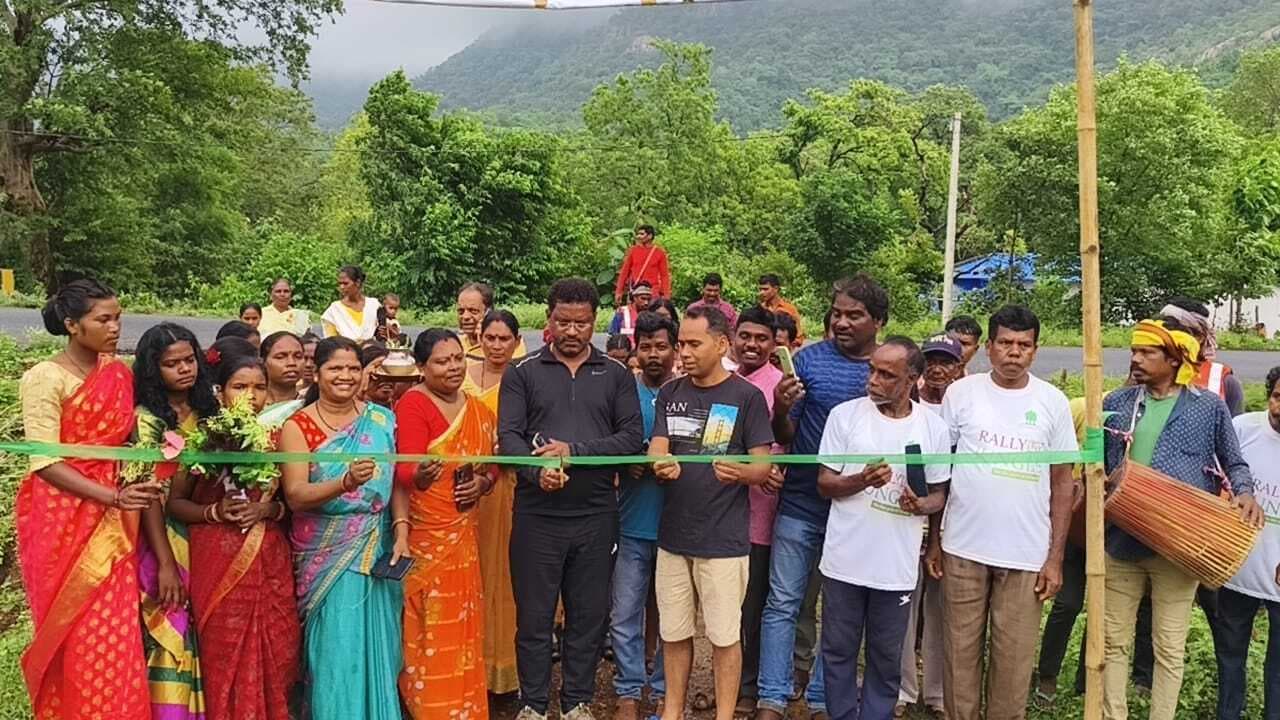 Seraikela Kharsawan News : दुरदुर झरना पर्यटकों के लिये खोला गया, विधायक ने विकास का दिया भरोसा