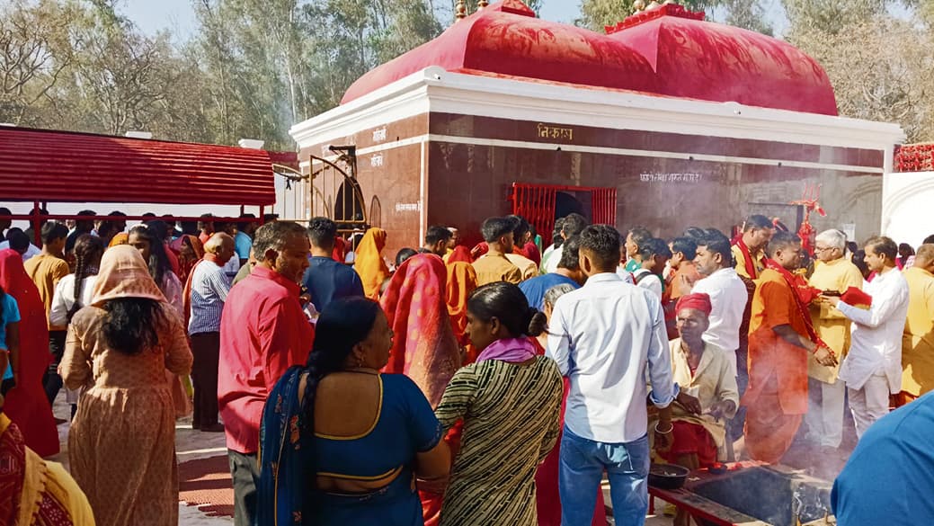 Gopalganj News  : थावे में गुप्त नवरात्र के तीसरे दिन उमड़ी साधकों की भीड़, देर रात तक हुए दर्शन