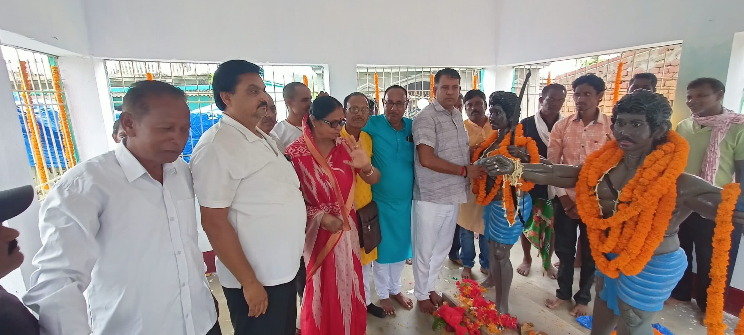 मोढ़ाबारी में शहीद सिदो-कान्हू की प्रतिमा पर माल्यार्पण कर किया नमन