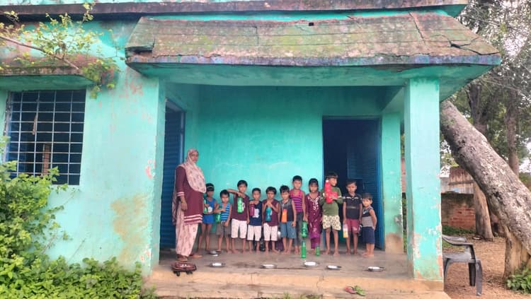 आंगनबाड़ी केंद्र पर पेयजल की सुविधा नहीं, बच्चे परेशान