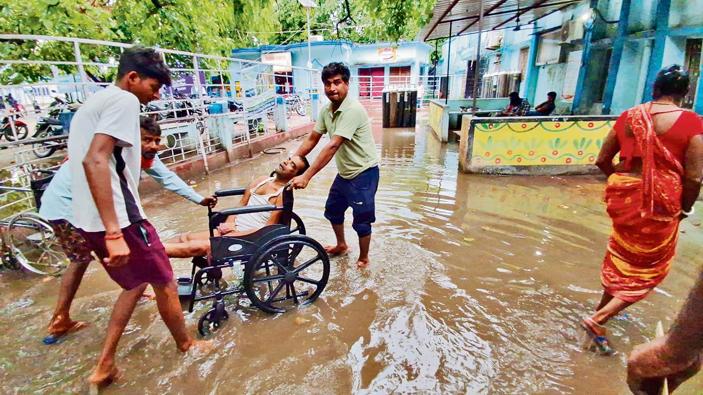 Gopalganj News : झमाझम बारिश के बाद इमरजेंसी वार्ड के पास जलजमाव, ड्रेनेज सिस्टम हुआ फेल