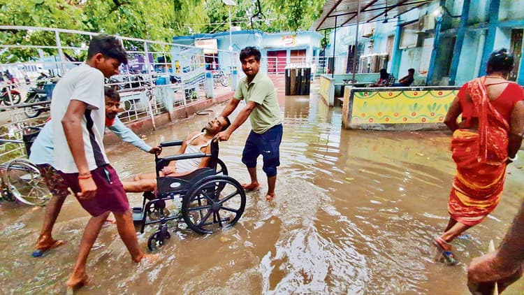 Gopalganj News : झमाझम बारिश के बाद इमरजेंसी वार्ड के पास जलजमाव, ड्रेनेज सिस्टम हुआ फेल