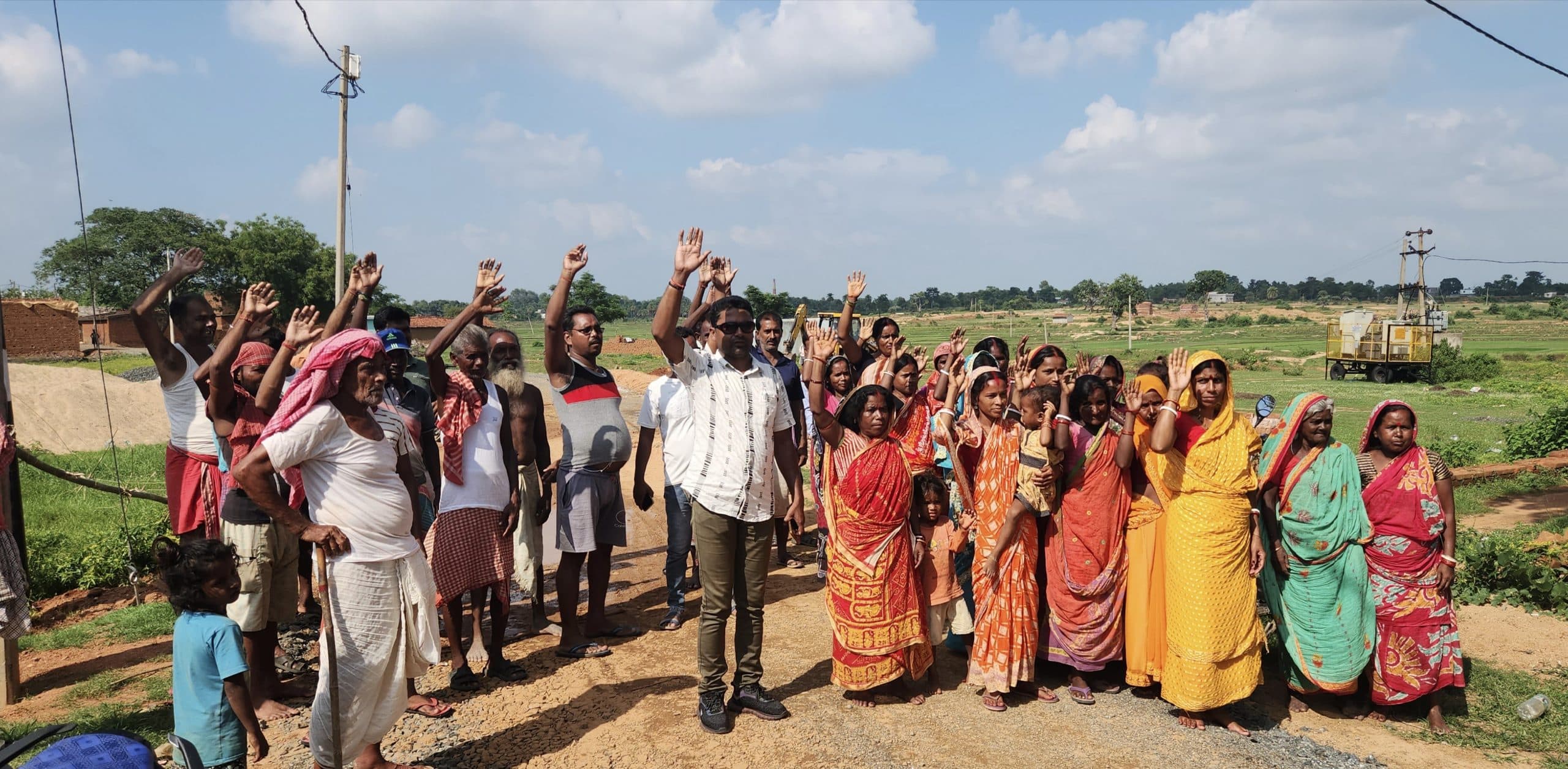 सड़क निर्माण में अनियमितता को लेकर ग्रामीणों ने किया प्रदर्शन