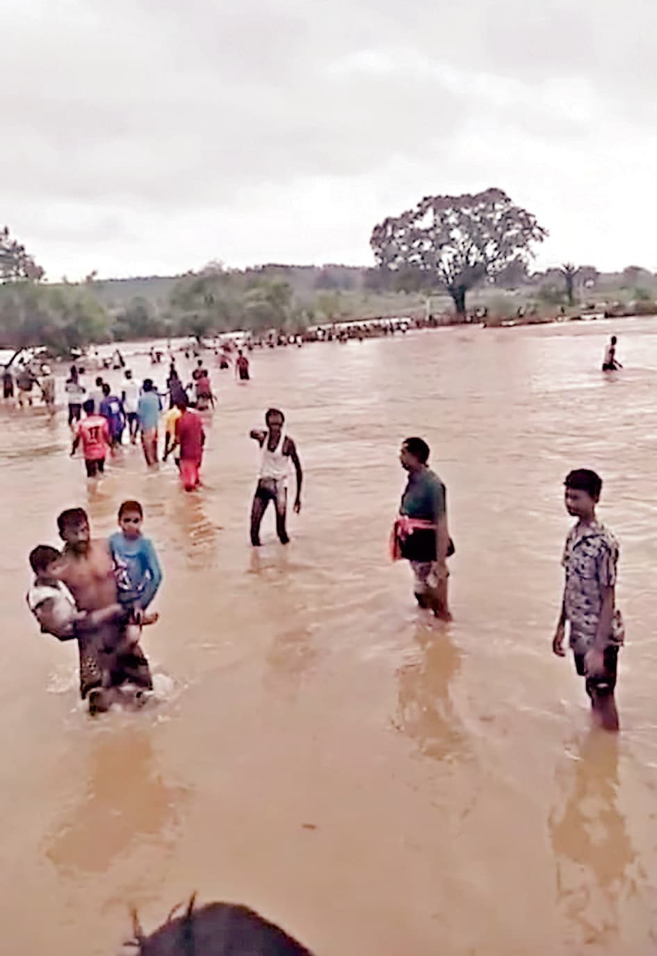 East Singhbhum News : पोटका के आवासीय विद्यालय में पानी घुसने से 162 बच्चे फंसे, स्कूल की छत पर चढ़कर बचायी जान