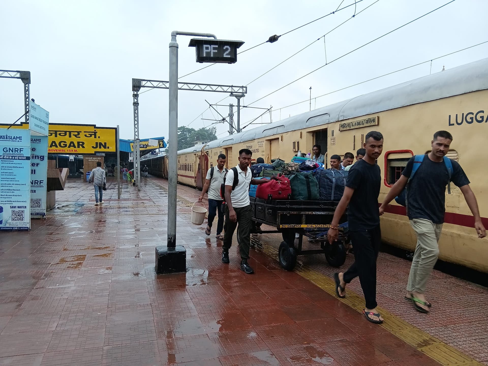 Jamshedpur News : बारिश के कारण विलंब से पहुंच रहीं ट्रेनें, यात्री परेशान