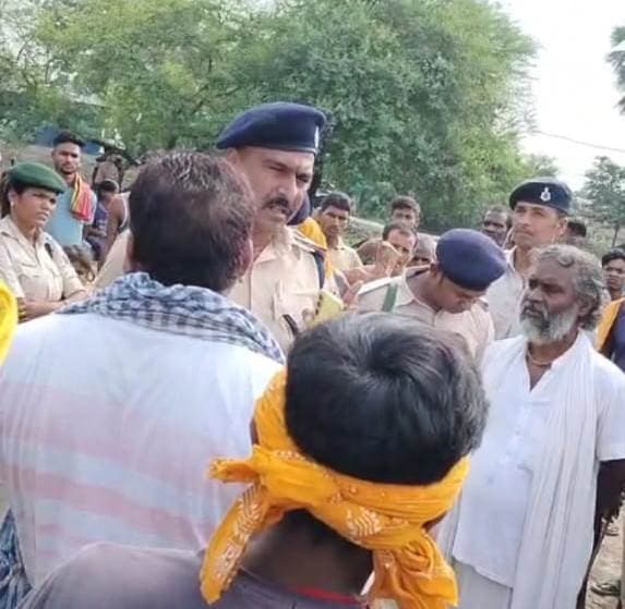 Bhagalpur news पर्चाधारी और भू-स्वामी में जमीन को लेकर नोकझोंक