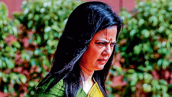 महुआ मोइत्रा और कल्याण बनर्जी के बीच छिड़ा वाकयुद्ध