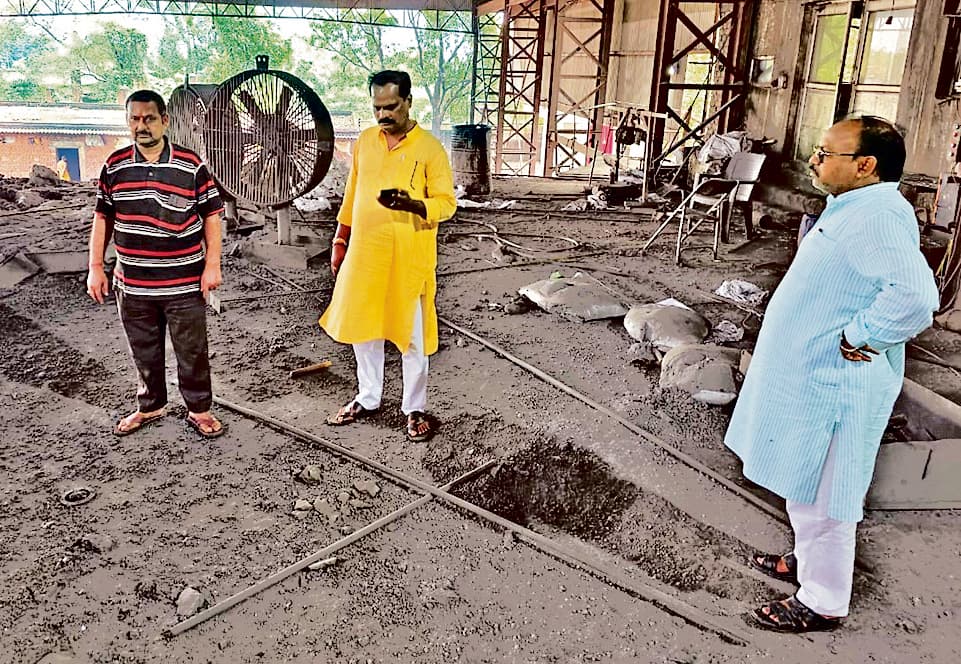 Bokaro News : बियाडा के शिव प्रिया के फर्नेस में विस्फोट, दो मजदूर झुलसे<bha>—</bha>–