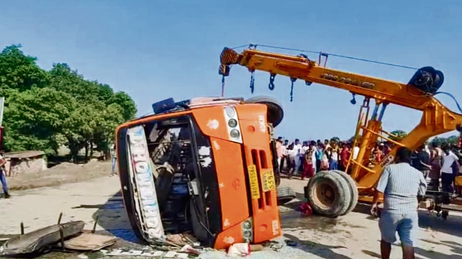 Saran News : छपरा-बनियापुर मार्ग पर बस-ट्रक में टक्कर, 18 यात्री घायल