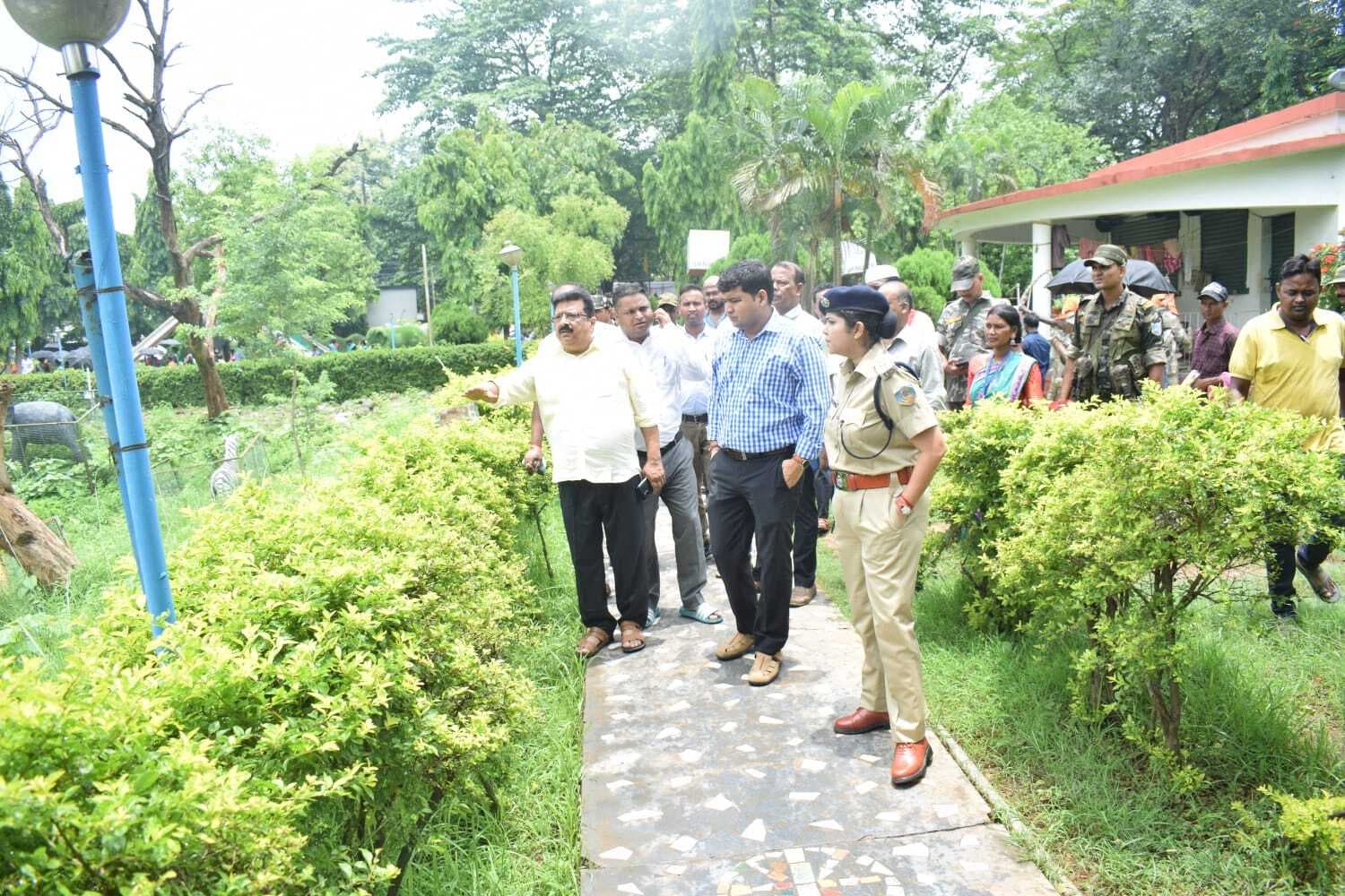 डीसी ने पार्क में खराब पड़े झूले व  लाइट की मरम्मत का दिया निर्देश