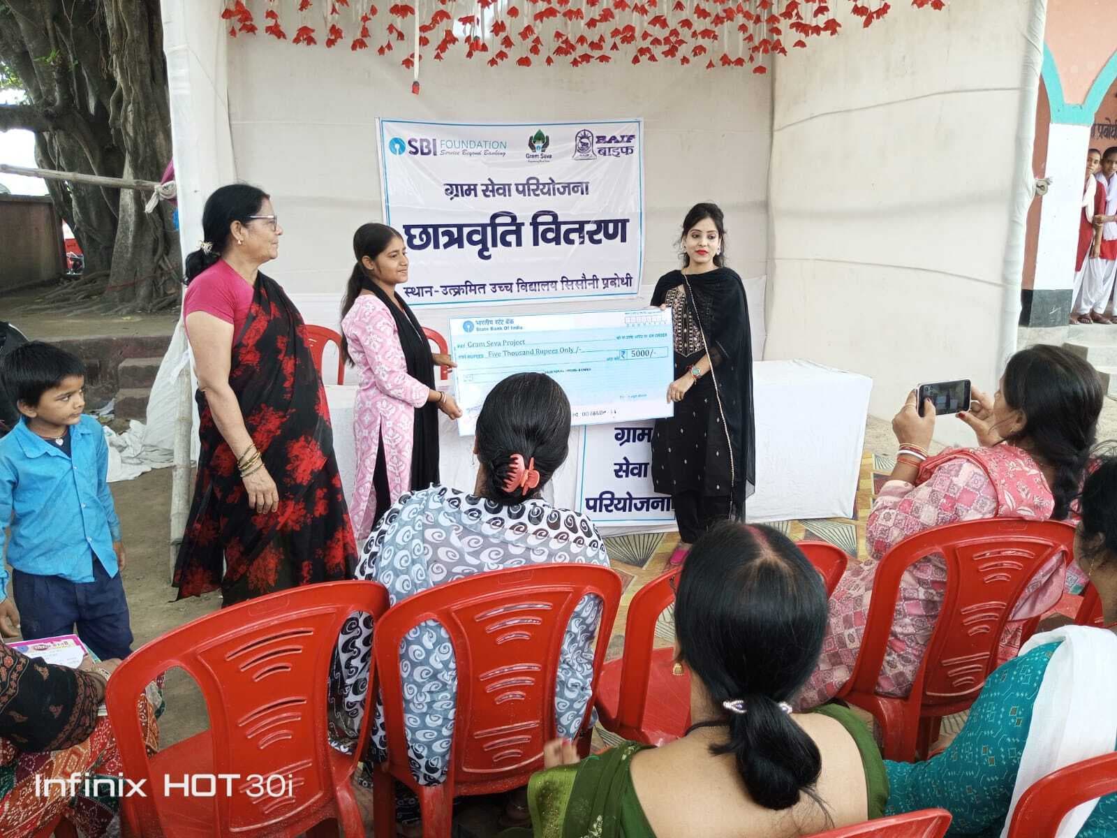 hajipur news. 10 मेधावी छात्रों को दी गयी छात्रवृत्ति