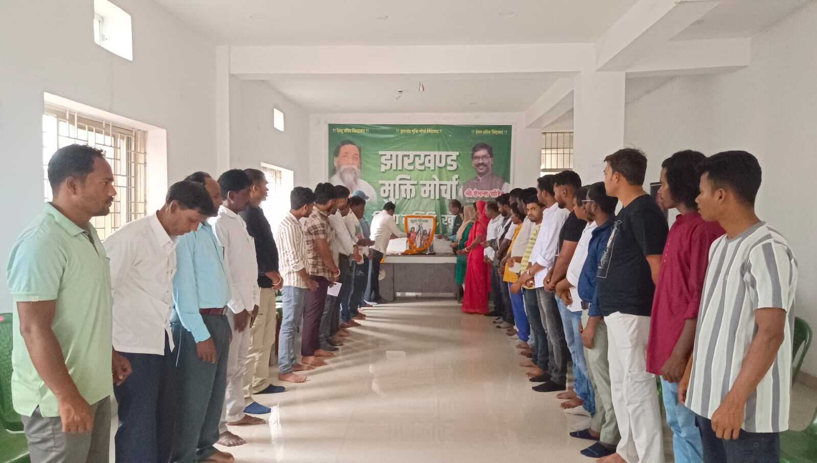 हूल दिवस पर झामुमो कार्यकर्ताओं ने शहीदों को दी श्रद्धांजलि