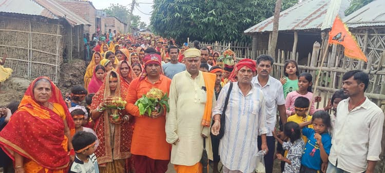 शिवलिंग की प्राण प्रतिष्ठा को लेकर निकली कलश यात्रा