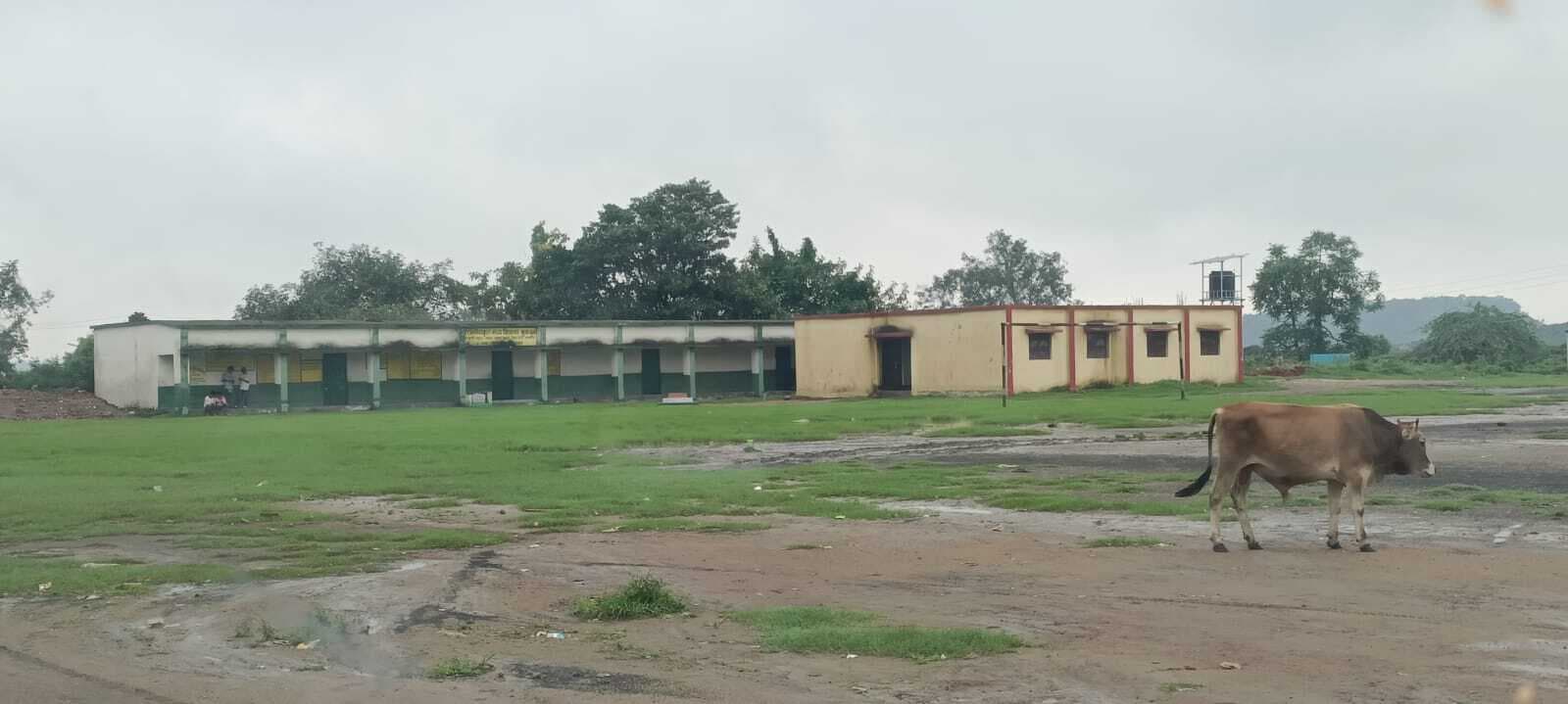 चहारदीवारी की बाट जोह रहे हैं खलारी के कई सरकारी स्कूल