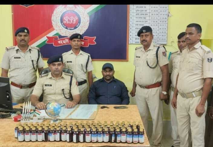 रेलवे ट्रैक किनारे प्रतिबंधित कोडिंग युक्त सिरप बरामद