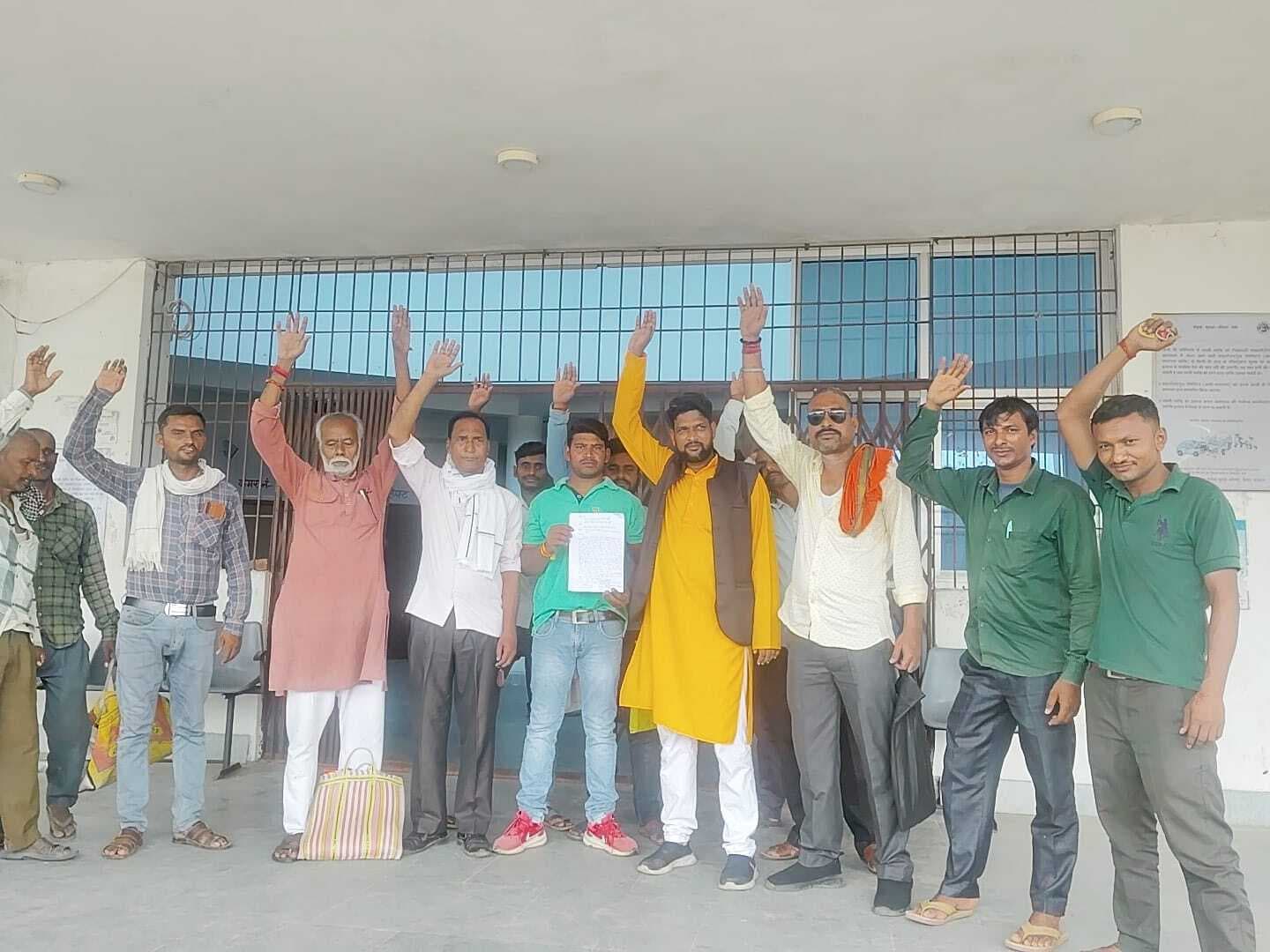 ई- रिक्शा चालक संघ सदस्यों ने बीडीओ को सौंपा ज्ञापन