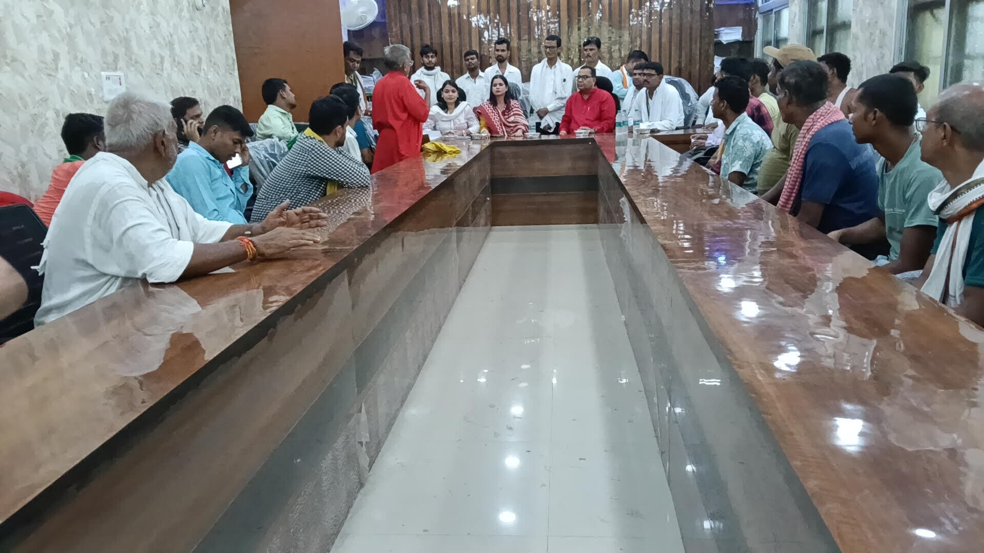 सड़क से 10 फुट पीछे हटने को दुकानदारों को दिया गया आदेश