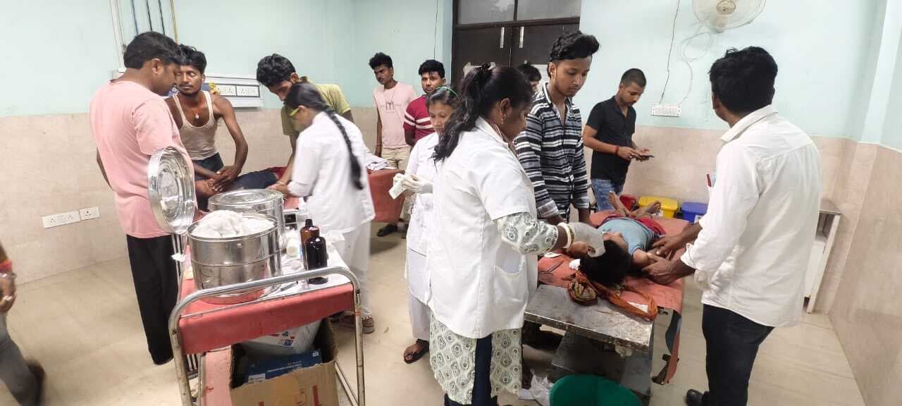 तेज रफ्तार की स्कूल वैन पलटी, दो बच्चे जख्मी