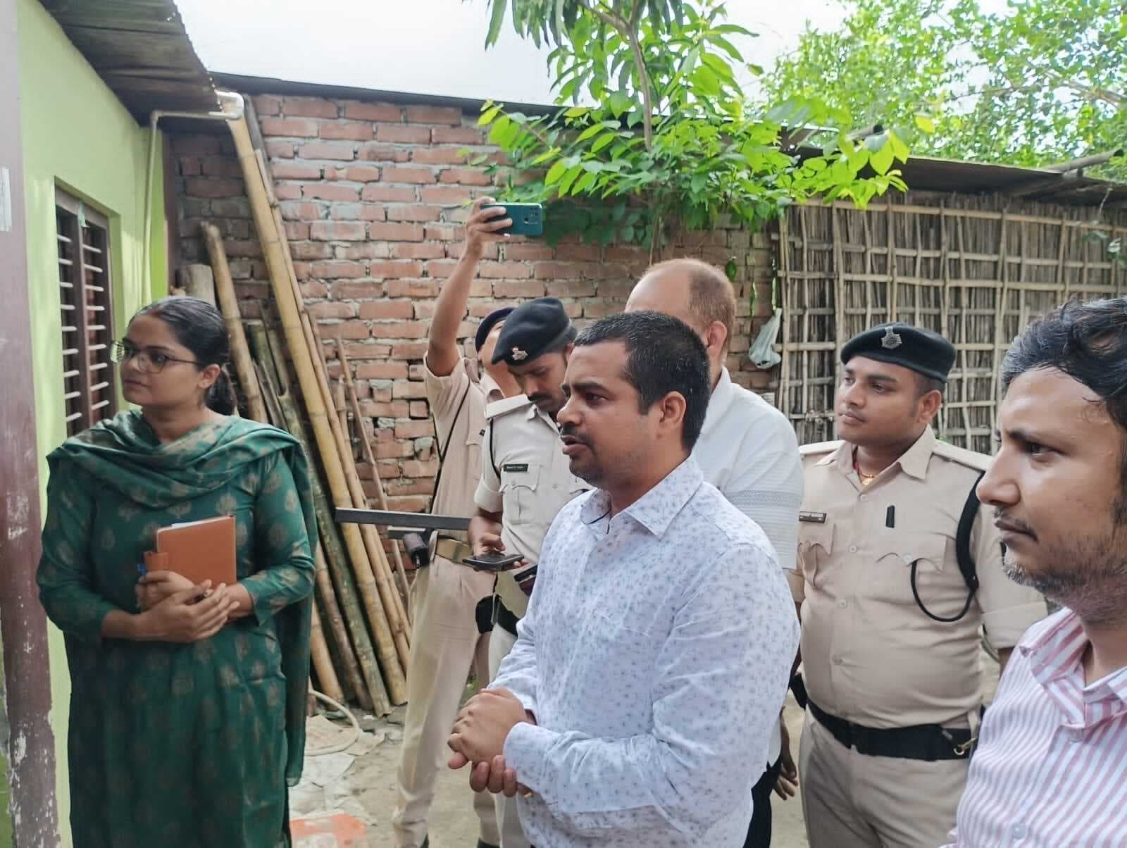 त्रिवेणीगंज व छातापुर विधानसभा क्षेत्र के बूथों का डीएम ने किया निरीक्षण, दिये कई निर्देश