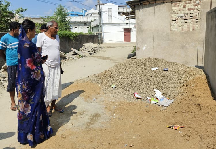 डिप्टी मेयर ने निरीक्षण के दौरान निर्माण कार्य में पकड़ी अनियमितता