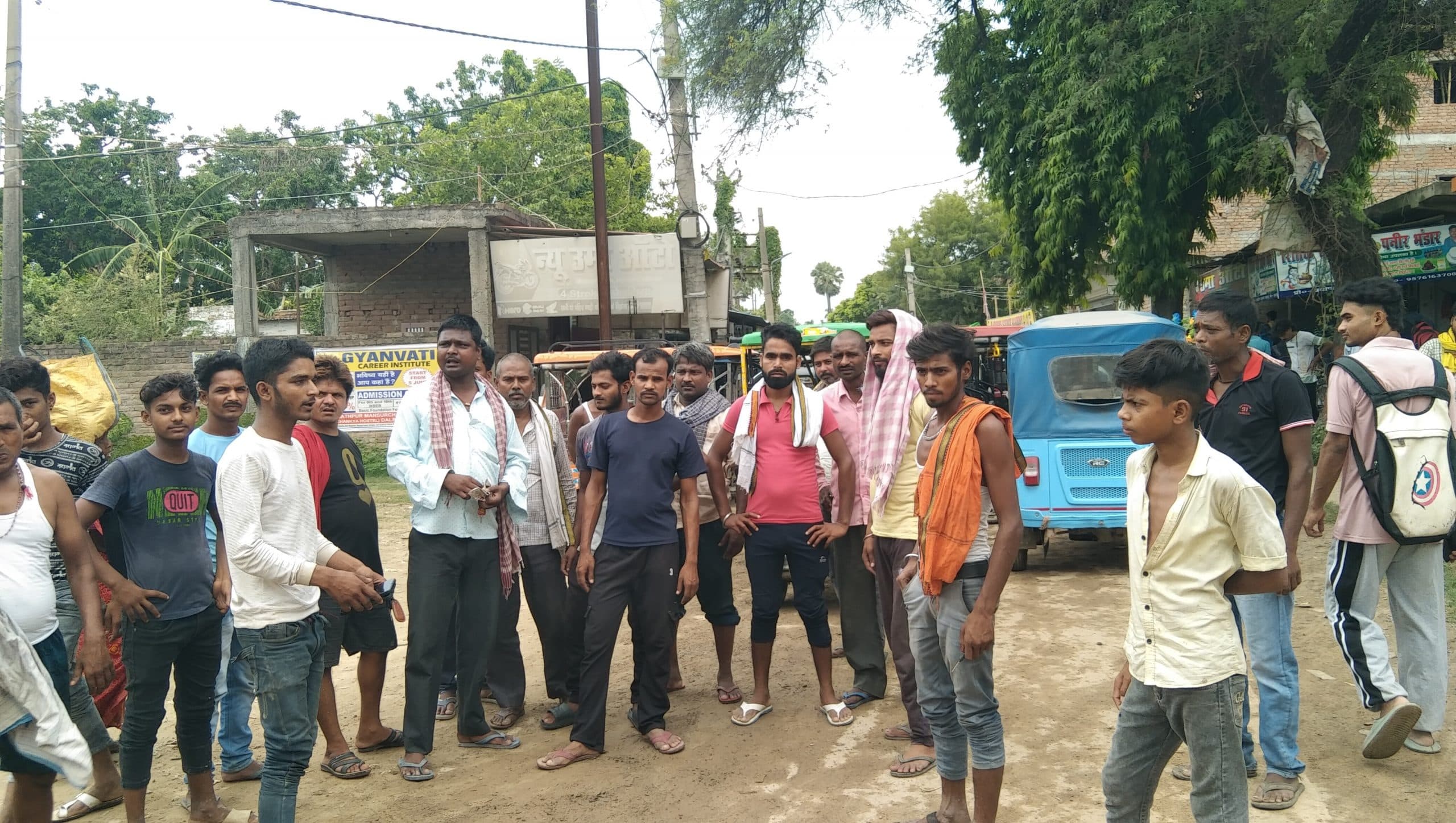 Samastipur News:जर्जर सड़क से नाराज टोटो चालकों ने किया सड़क जाम