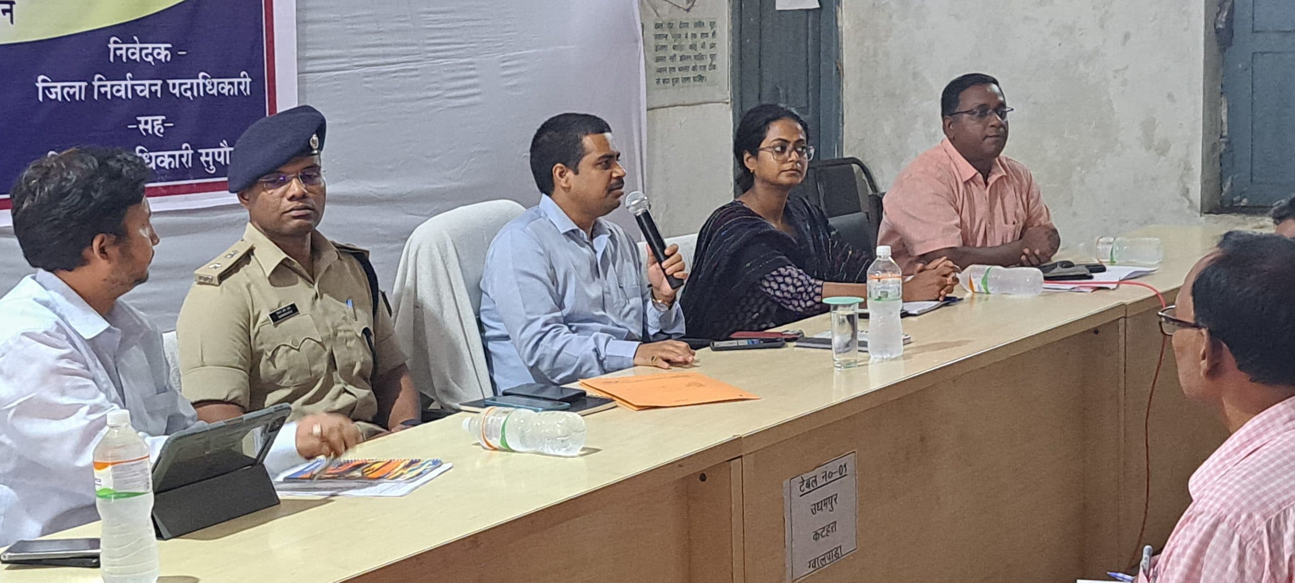 विशेष गहन पुनरीक्षण अभियान में दिशा निर्देश के अनुपालन में सुस्ती बरतने वालों का निलंबन तय : डीएम