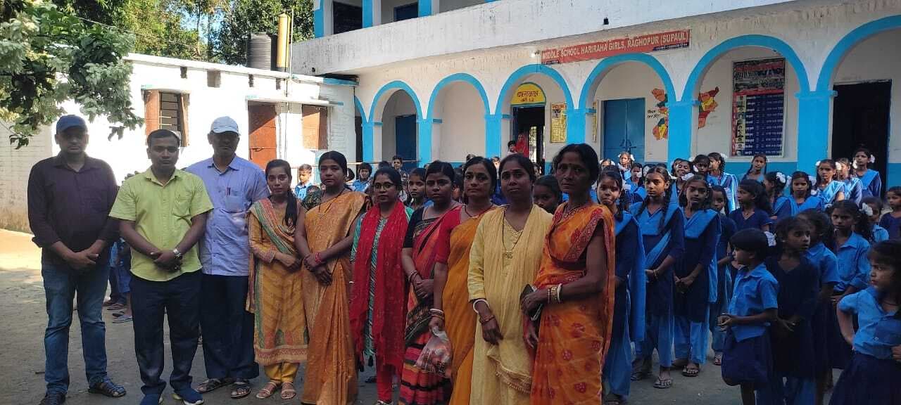 हरिराहा पंचायत के मध्य विद्यालय कन्या में स्थानांतरित शिक्षकों को दी गई भावभीनी विदाई