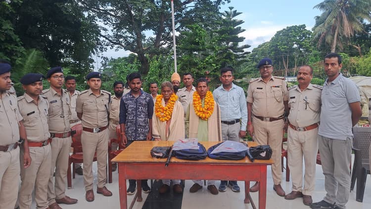 सेवानिवृति पर दो चौकीदारों को दी गयी विदाई