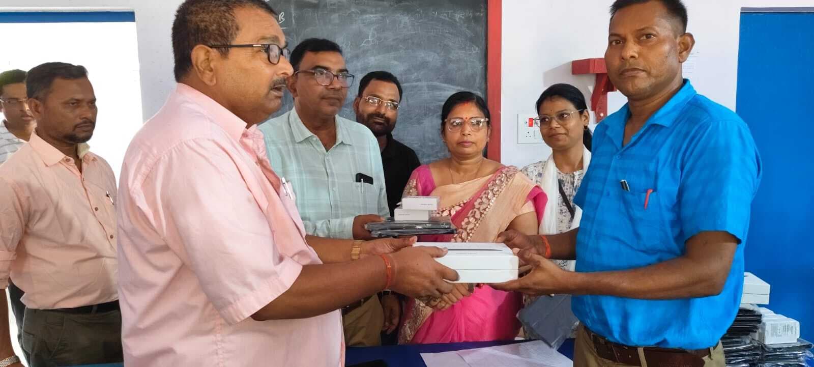 स्कूलों में टैब से बनेगी बच्चों की हाजिरी: बीइओ