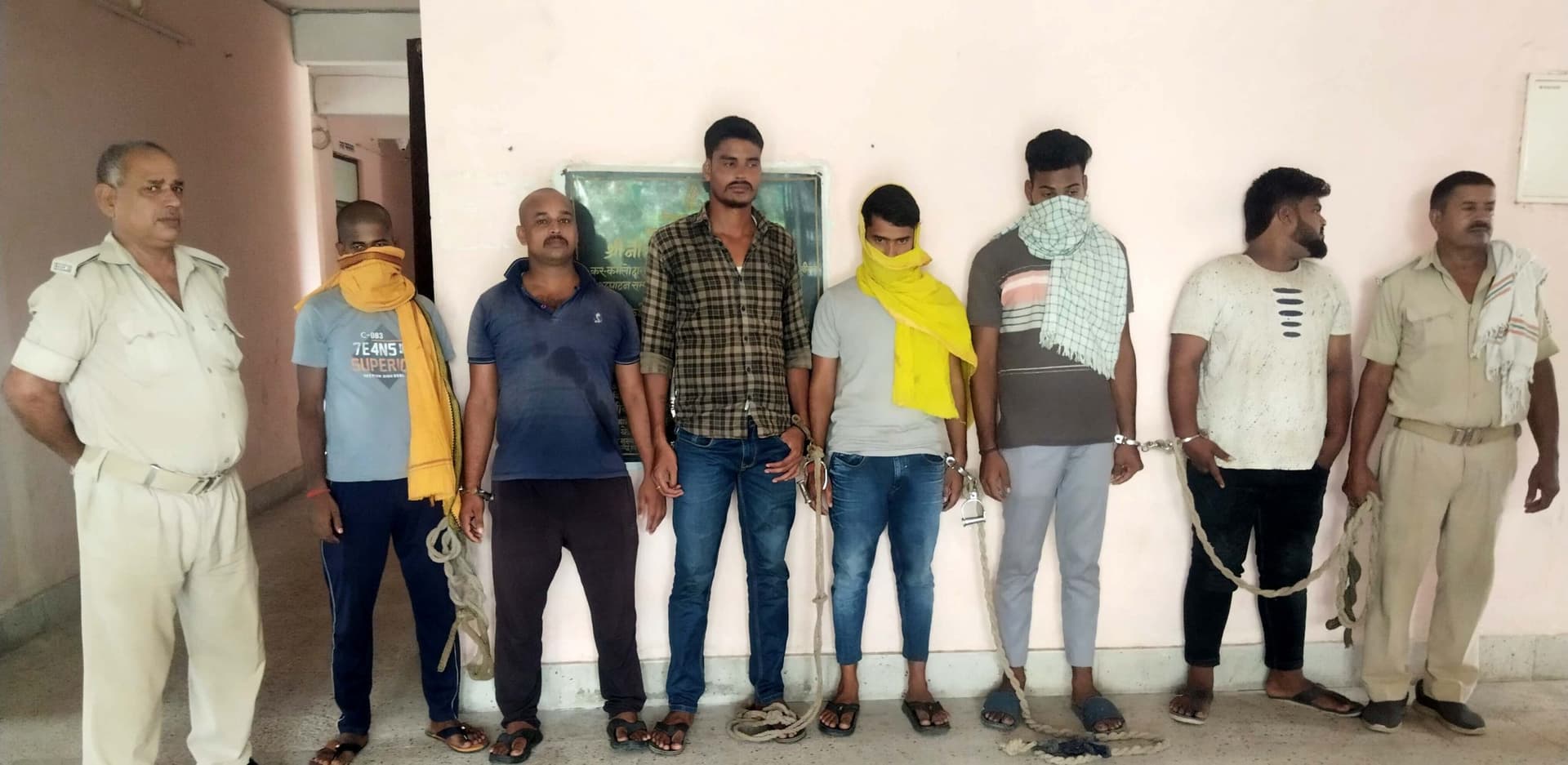 तीन शराब तस्कर व तीन पियक्कड़ गिरफ्तार