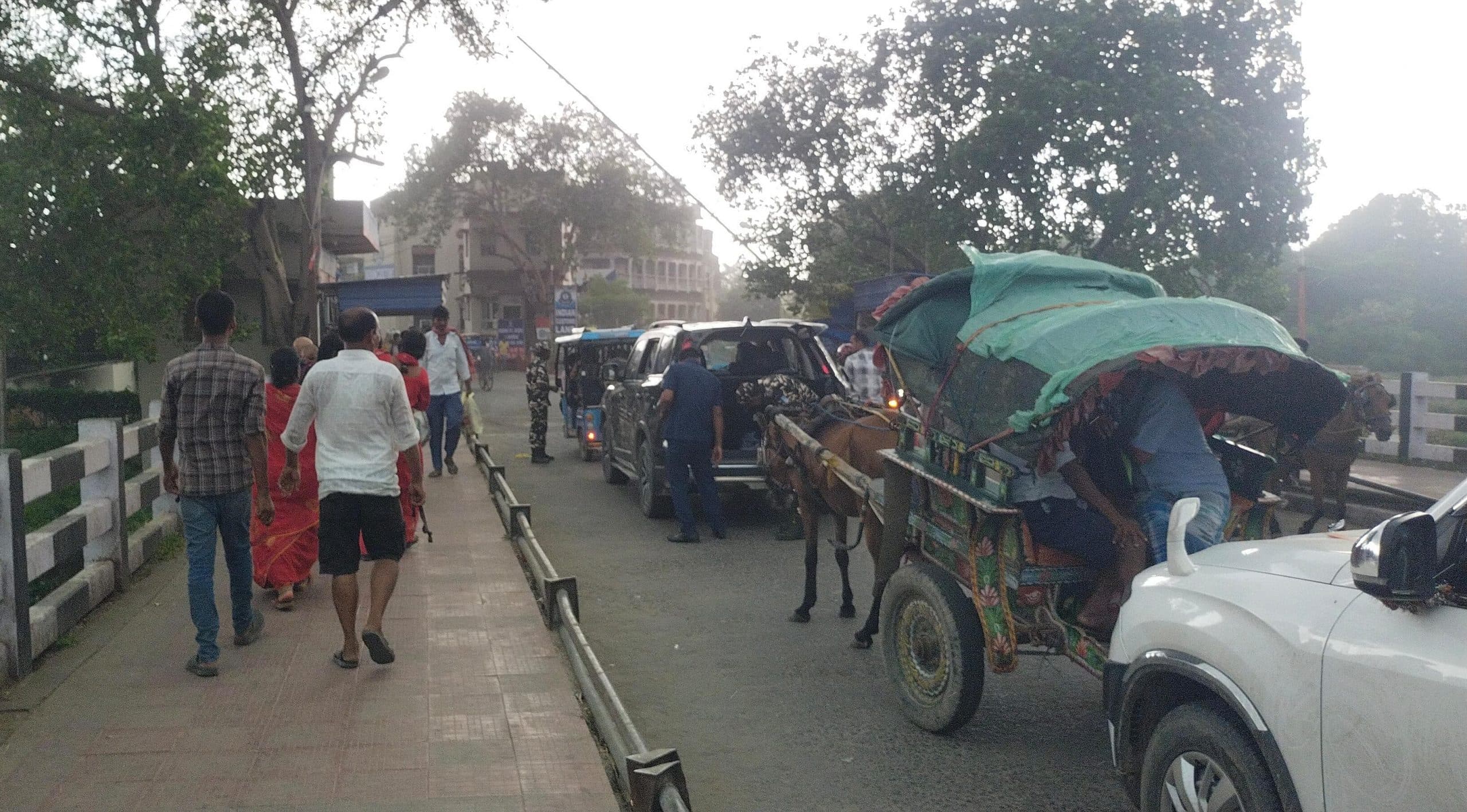 Motihari: फुटपाथ पर बना एसएसबी का चेक पोस्ट, लोगों को परेशानी