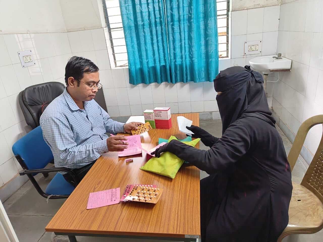 Jamshedpur News : कुष्ठ रोगियों को जांच, दवा से लेकर आत्मनिर्भर बनाने में मदद करते हैं डॉक्टर राजीव