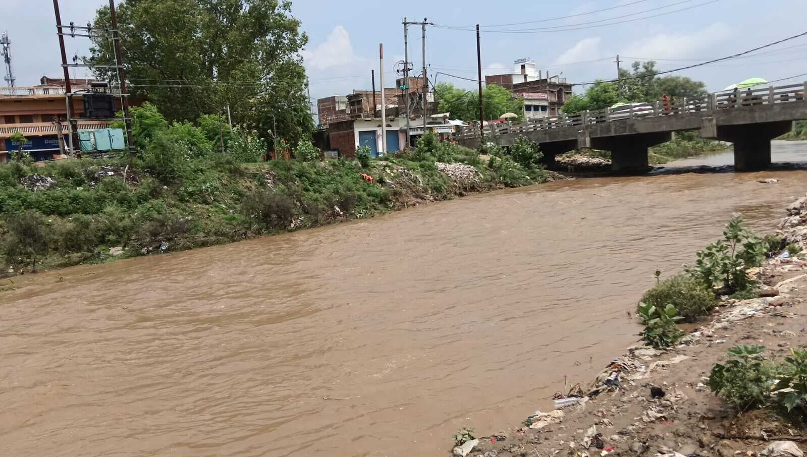 खुरी नदी में पानी आने से किसान खुश, धान की रोपनी शुरू करने की तैयारी