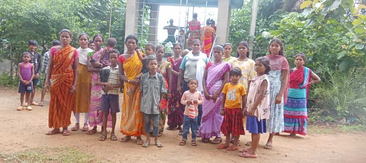 देवीपुर : आदिवासी सेंगेल ने सिदो-कान्हू की प्रतिमा पर किया माल्यार्पण