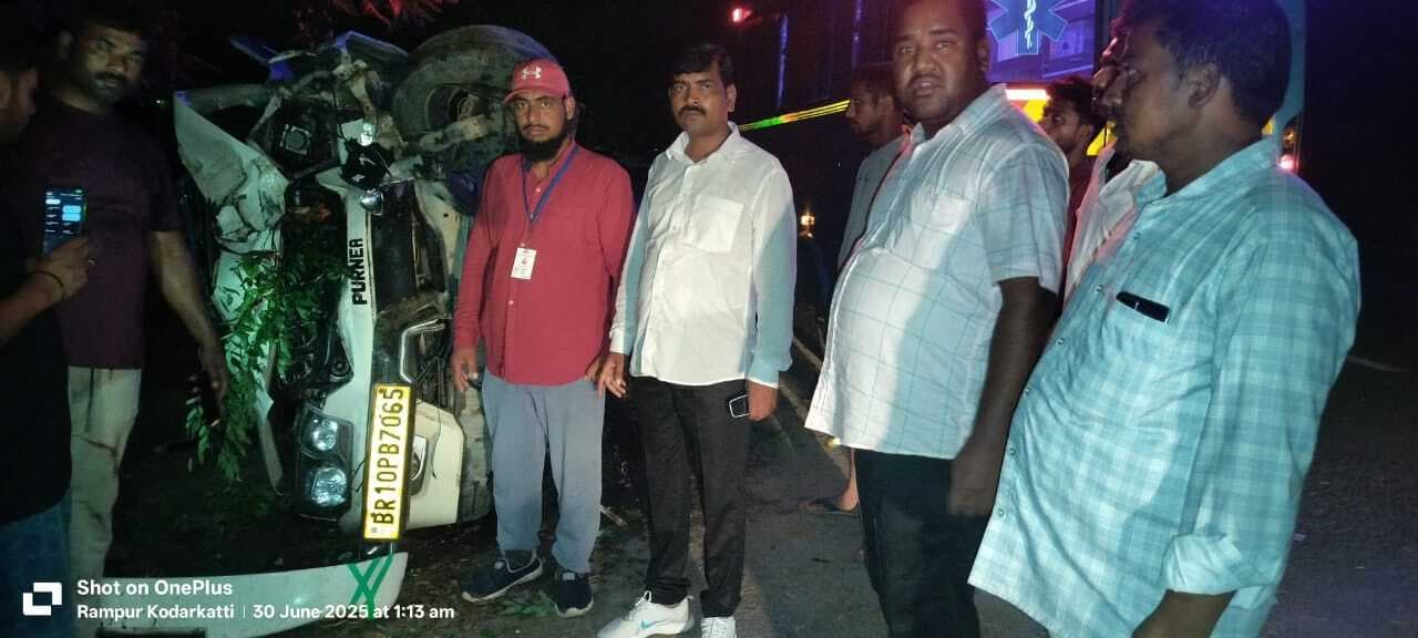 स्कोर्पियो पेड़ से टकरायी, नौ लोग घायल